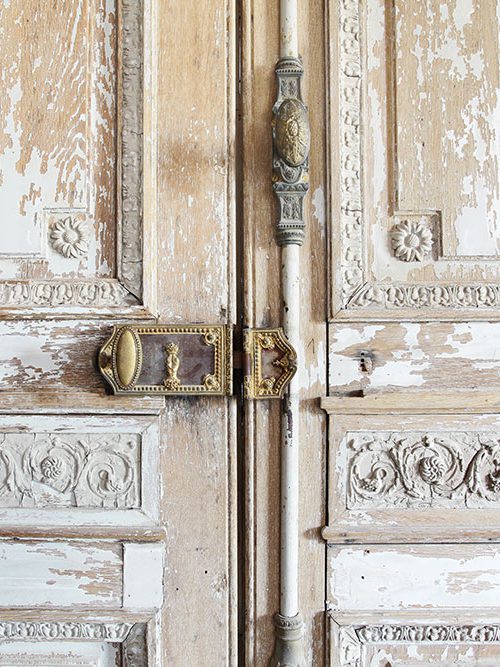 Porte ancienne décapée avec sa quincaillerie décorative